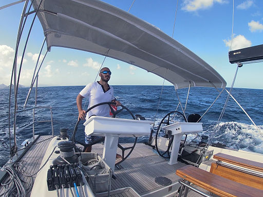 Carlos, capitán y patrón del Catamaran Kyra en Ibiza