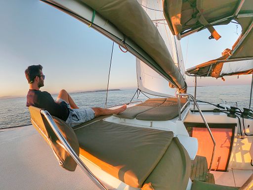 Cubierta del catamaran Kyra y una preciosa puesta de sol en Ibiza