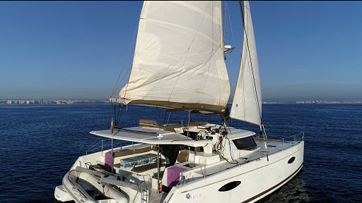 Vista del catamaran Kyra nevegando por Ibiza