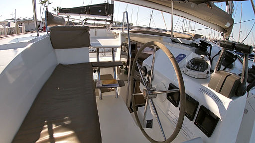 Interior del catamran Kyra. Alquier de barcos en Ibiza con patrón