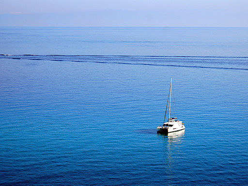 Vista del catamaran Kyra navegando