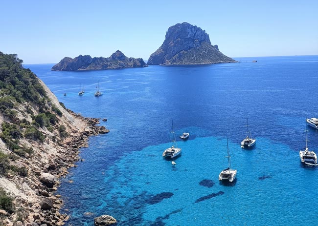 Excursiones de un día en catamarán por Ibiza