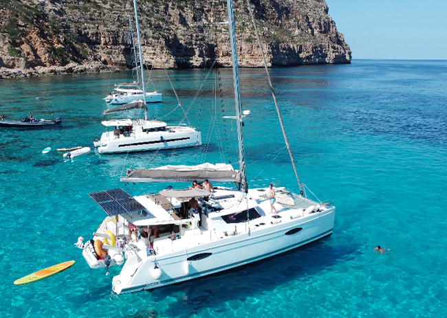 Excursiones por las playas y calas de Ibiza y Formentera en barco catamarán