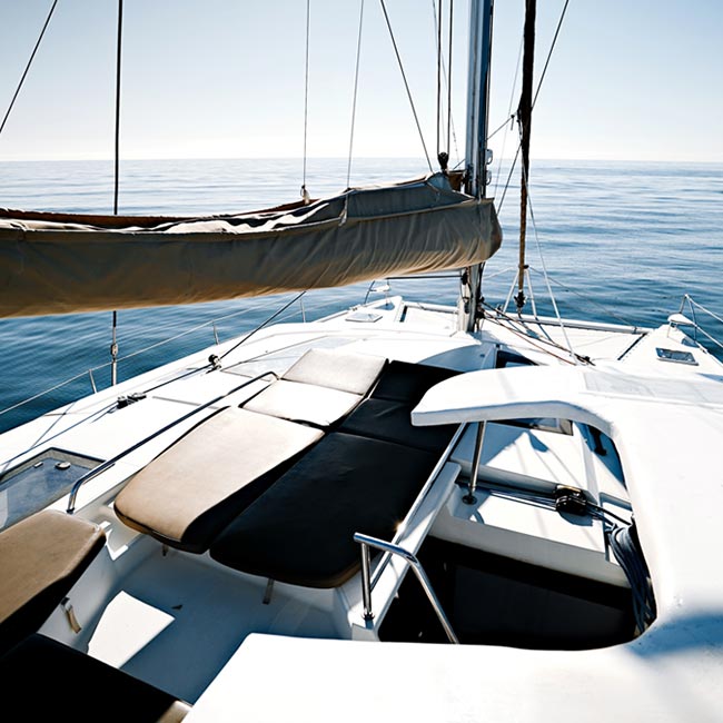 Solarium del catamaran Kyra en Ibiza con hamacas.