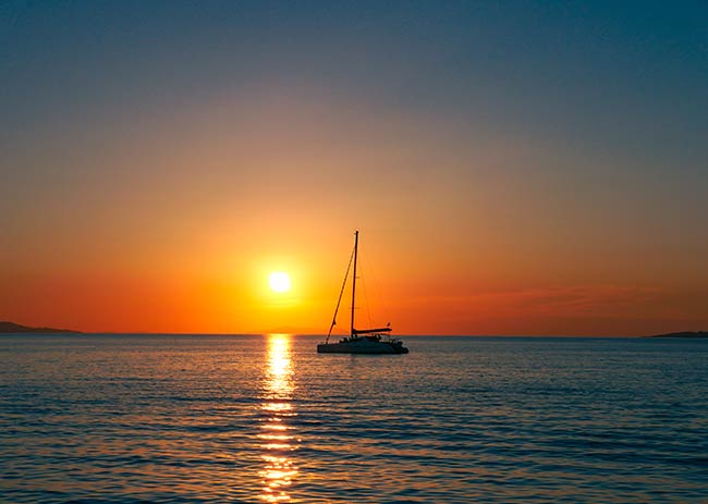 Paseos y excursiones en barco para ver las puestas de sol de Ibiza