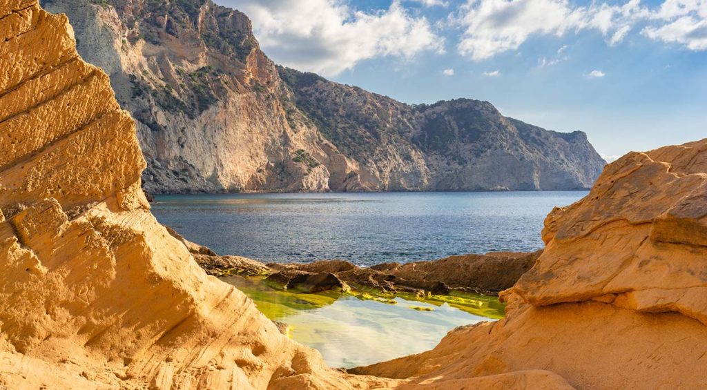 Cala Atlantis - Sa Pedrera, en Ibiza