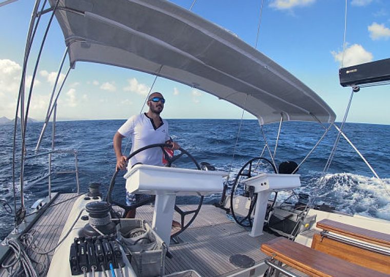 Carlos, capitán y patrón del Catamaran Kyra en Ibiza