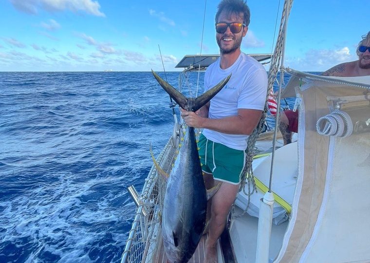 Pesca a bordo del catamaran Kyra